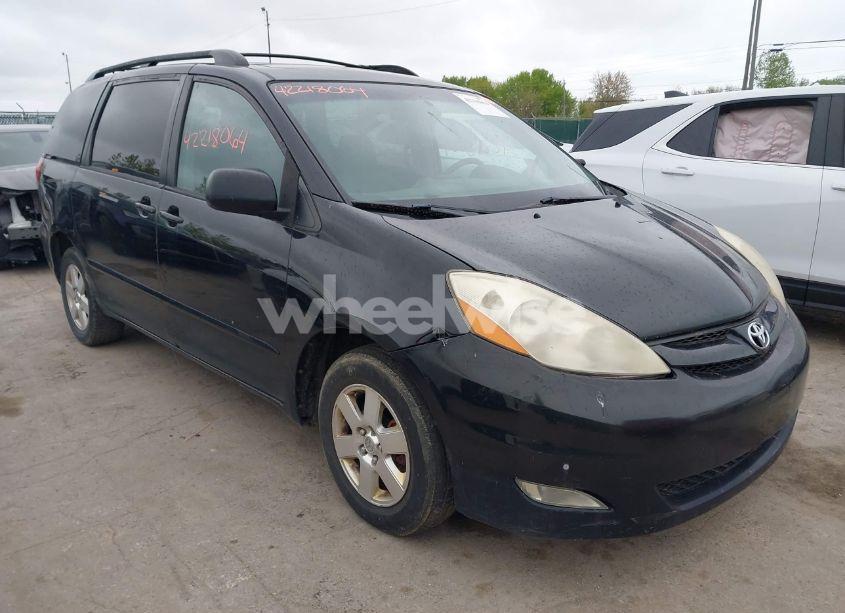 2010 Toyota Sienna XLE (VIN 5TDYK4CC9AS337081) main photo