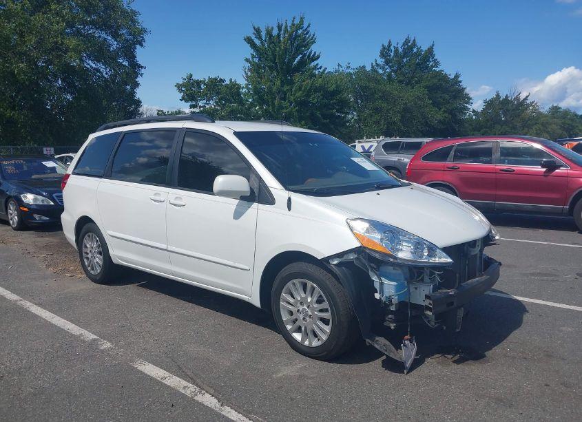 2010 Toyota Sienna XLE (VIN 5TDYK4CCXAS320516) main photo