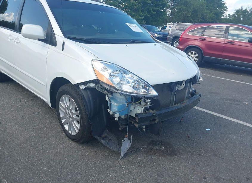 Photo 12 of 2010 Toyota Sienna XLE (VIN 5TDYK4CCXAS320516)