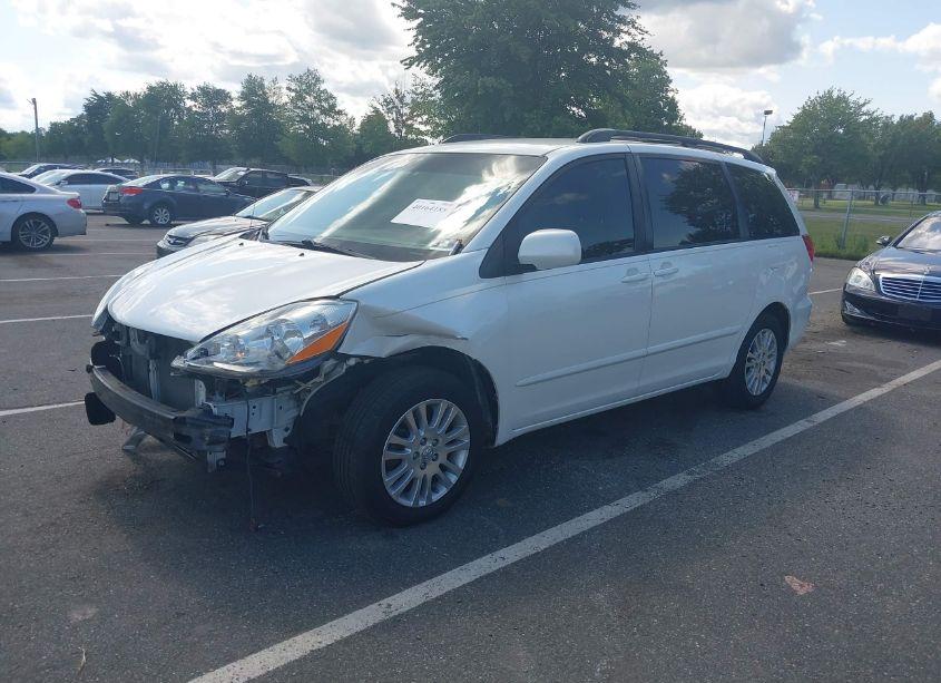 Photo 2 of 2010 Toyota Sienna XLE (VIN 5TDYK4CCXAS320516)