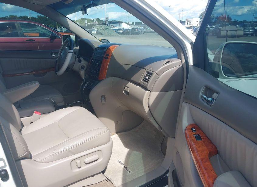 Photo 5 of 2010 Toyota Sienna XLE (VIN 5TDYK4CCXAS320516)