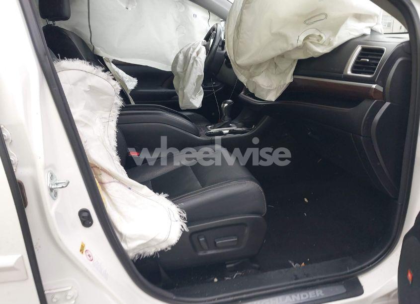 Photo 5 of 2016 Toyota Highlander LIMITED V6 (VIN 5TDYKRFH0GS142001)