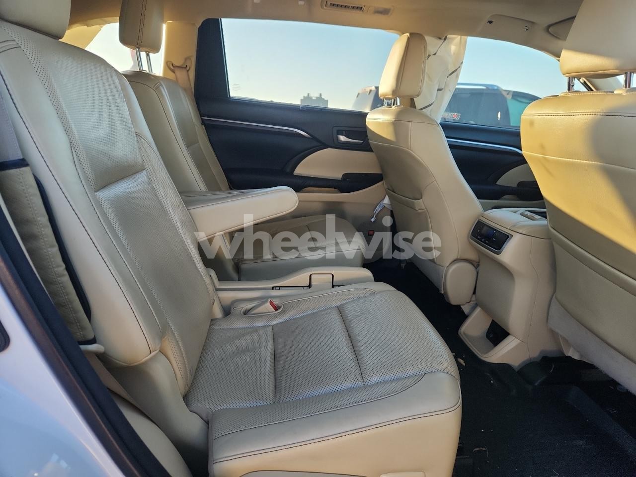 Photo 11 of 2015 TOYOTA HIGHLANDER LIMITED (VIN 5TDYKRFH1FS069185)