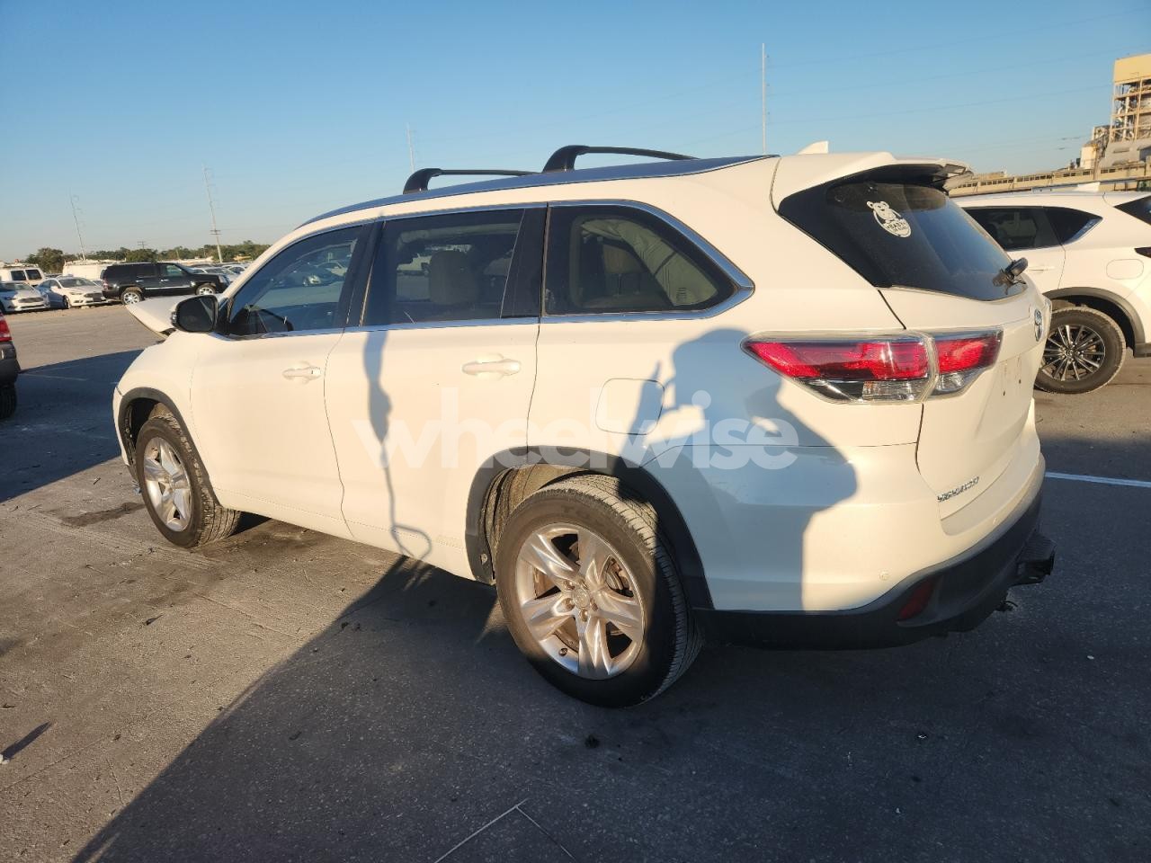 Photo 2 of 2015 TOYOTA HIGHLANDER LIMITED (VIN 5TDYKRFH1FS069185)