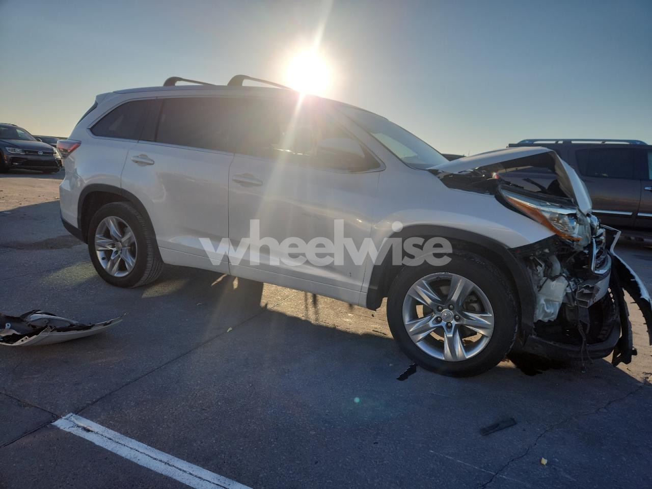 Photo 4 of 2015 TOYOTA HIGHLANDER LIMITED (VIN 5TDYKRFH1FS069185)