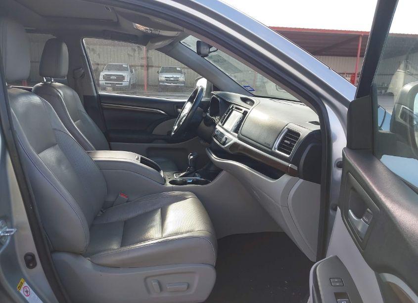 Photo 5 of 2016 Toyota Highlander LIMITED V6 (VIN 5TDYKRFH3GS125743)