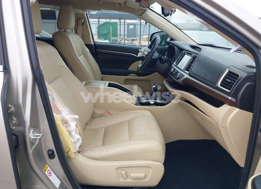 Photo 5 of 2016 Toyota Highlander LIMITED V6 (VIN 5TDYKRFH5GS122942)