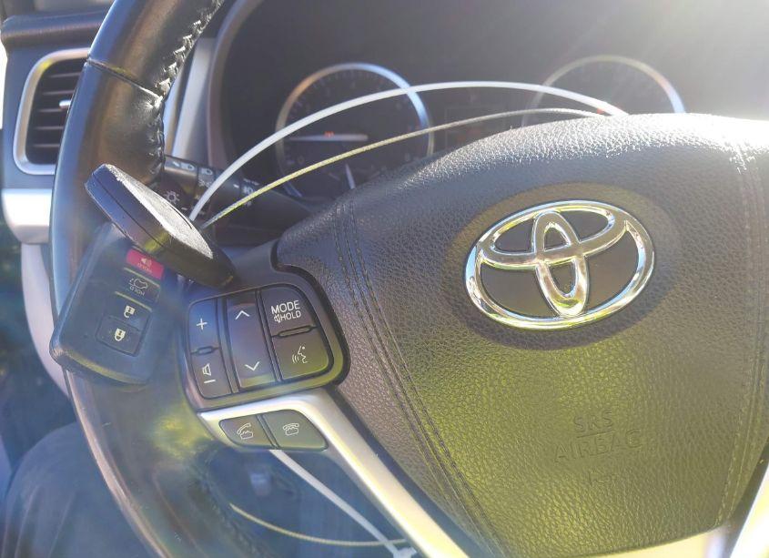 Photo 11 of 2016 Toyota Highlander LIMITED V6 (VIN 5TDYKRFHXGS187415)