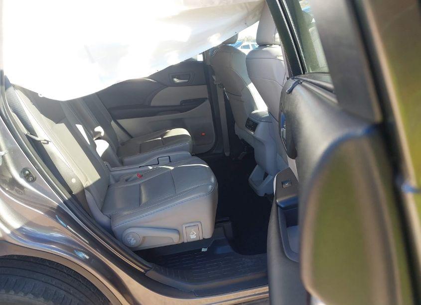 Photo 8 of 2016 Toyota Highlander LIMITED V6 (VIN 5TDYKRFHXGS187415)