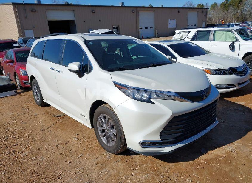 2021 Toyota Sienna XLE (VIN 5TDYRKEC0MS040377) main photo