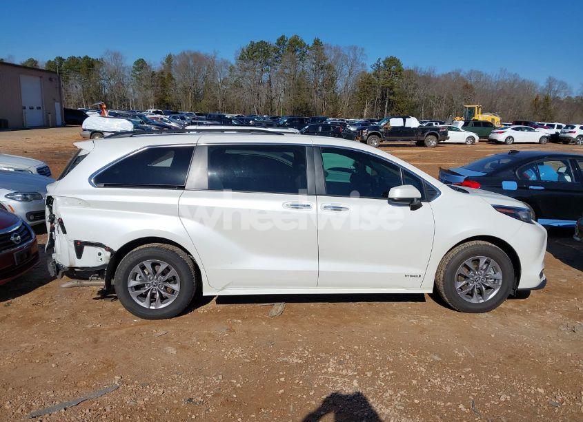 Photo 14 of 2021 Toyota Sienna XLE (VIN 5TDYRKEC0MS040377)