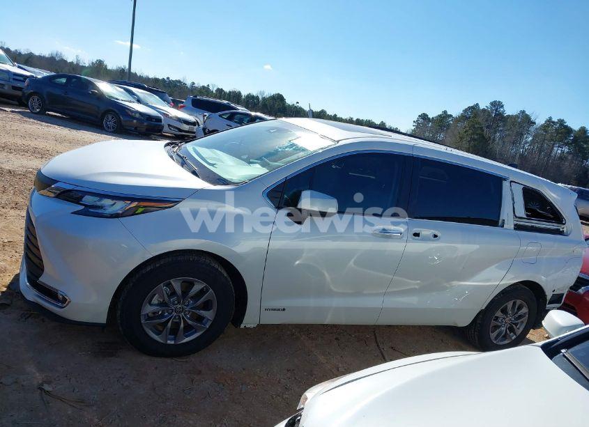 Photo 15 of 2021 Toyota Sienna XLE (VIN 5TDYRKEC0MS040377)