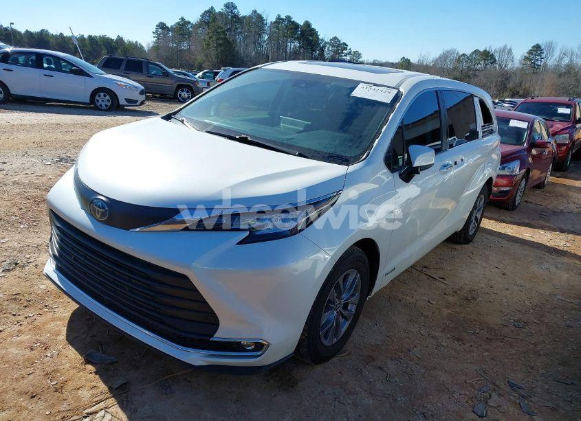 Photo 2 of 2021 Toyota Sienna XLE (VIN 5TDYRKEC0MS040377)