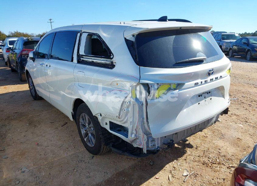 Photo 3 of 2021 Toyota Sienna XLE (VIN 5TDYRKEC0MS040377)