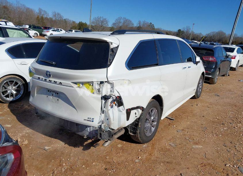 Photo 4 of 2021 Toyota Sienna XLE (VIN 5TDYRKEC0MS040377)