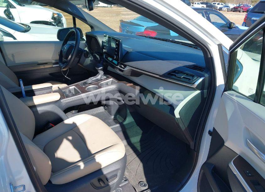 Photo 5 of 2021 Toyota Sienna XLE (VIN 5TDYRKEC0MS040377)