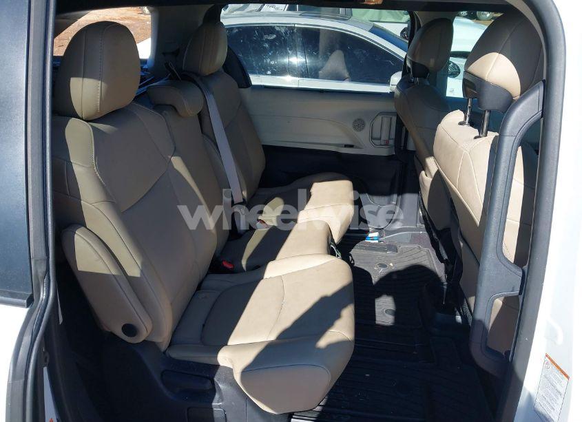 Photo 8 of 2021 Toyota Sienna XLE (VIN 5TDYRKEC0MS040377)