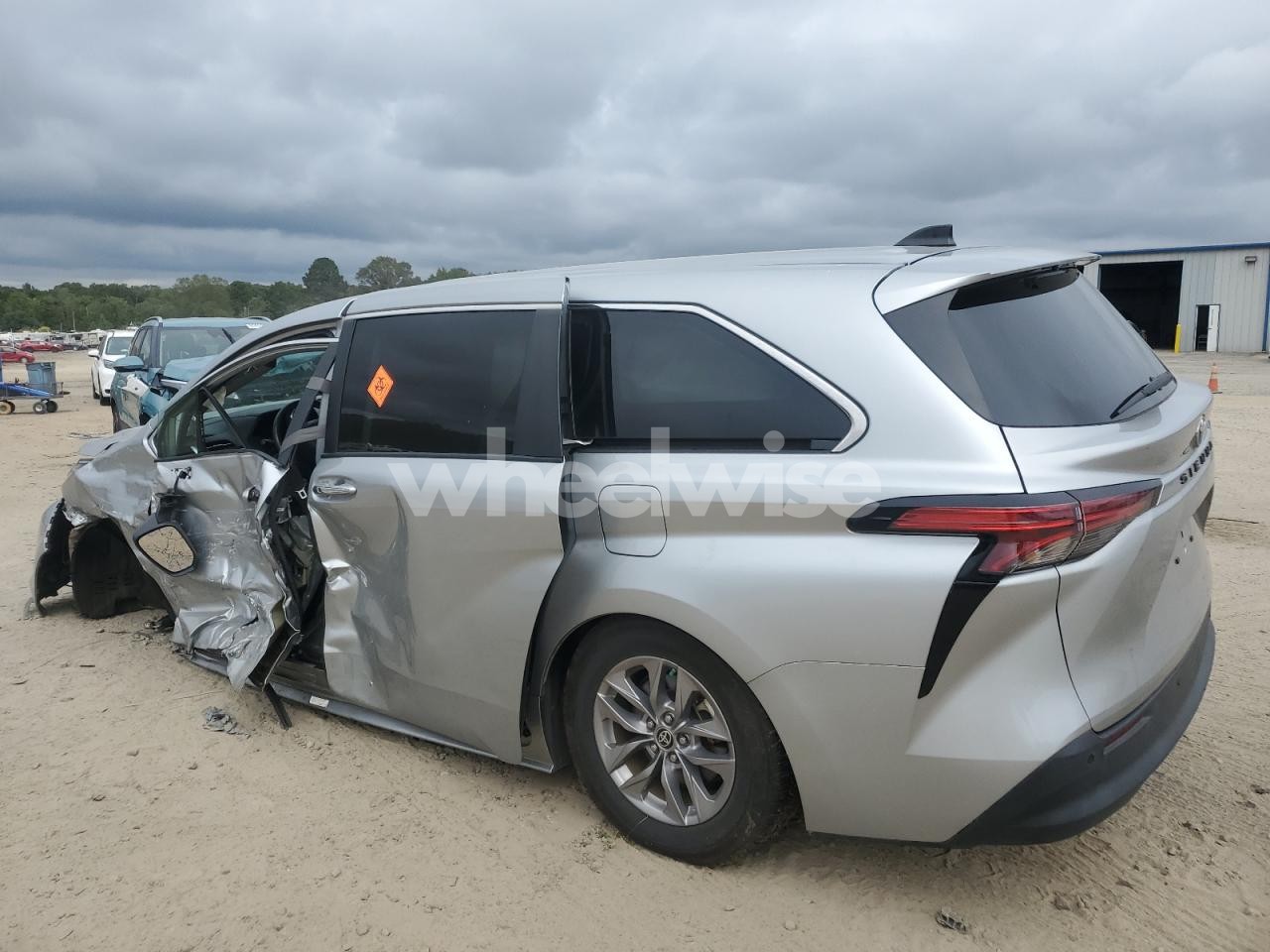 Photo 2 of 2022 TOYOTA SIENNA XLE (VIN 5TDYRKEC0NS119484)