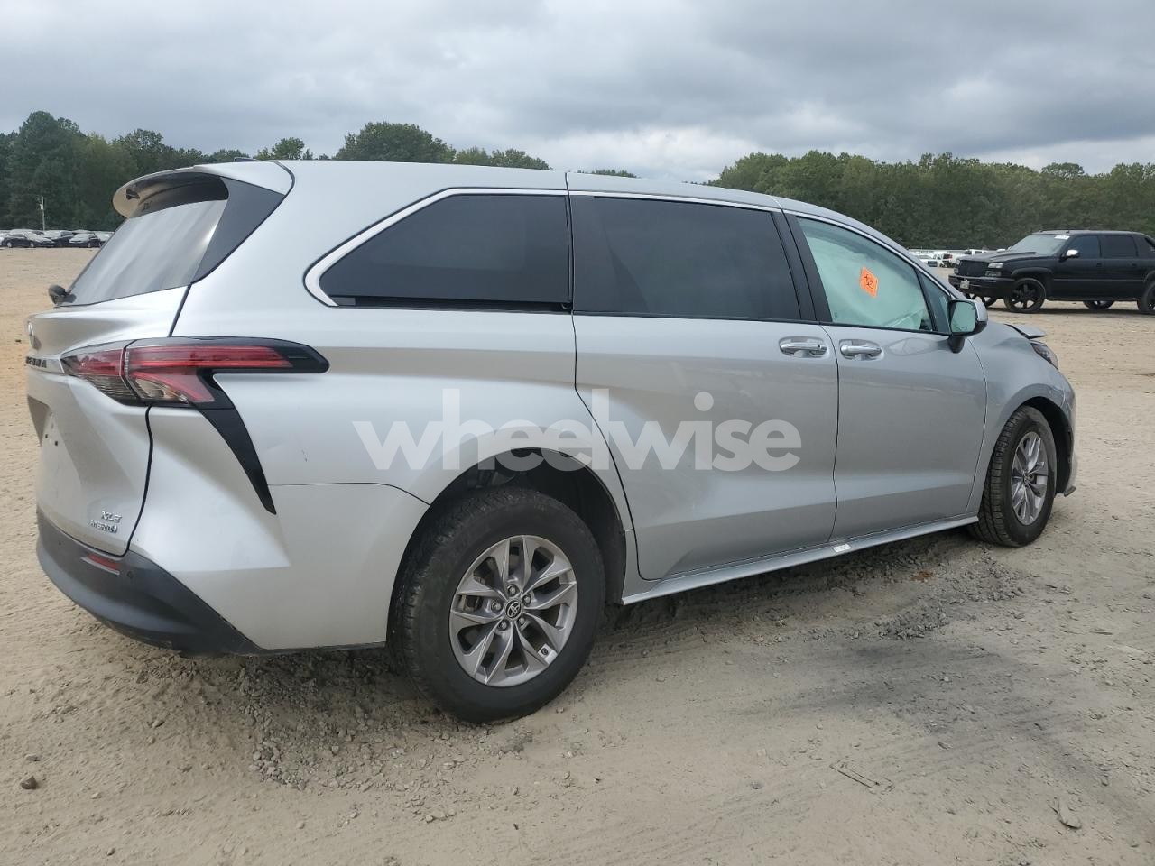 Photo 3 of 2022 TOYOTA SIENNA XLE (VIN 5TDYRKEC0NS119484)