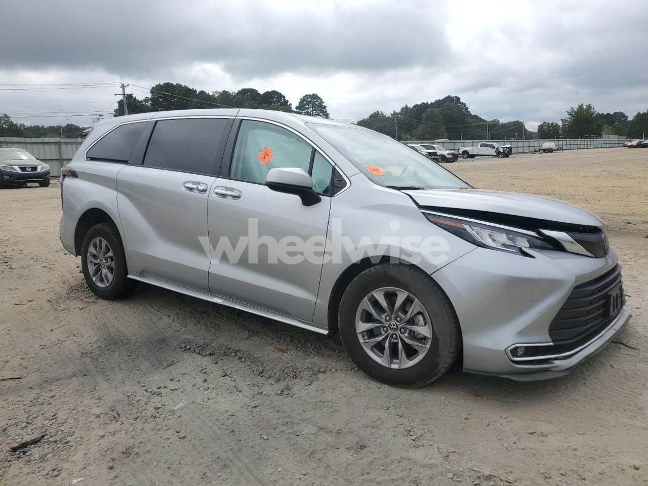 Photo 4 of 2022 TOYOTA SIENNA XLE (VIN 5TDYRKEC0NS119484)