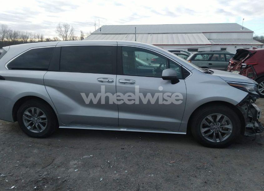 Photo 13 of 2022 Toyota Sienna XLE (VIN 5TDYRKEC0NS134129)
