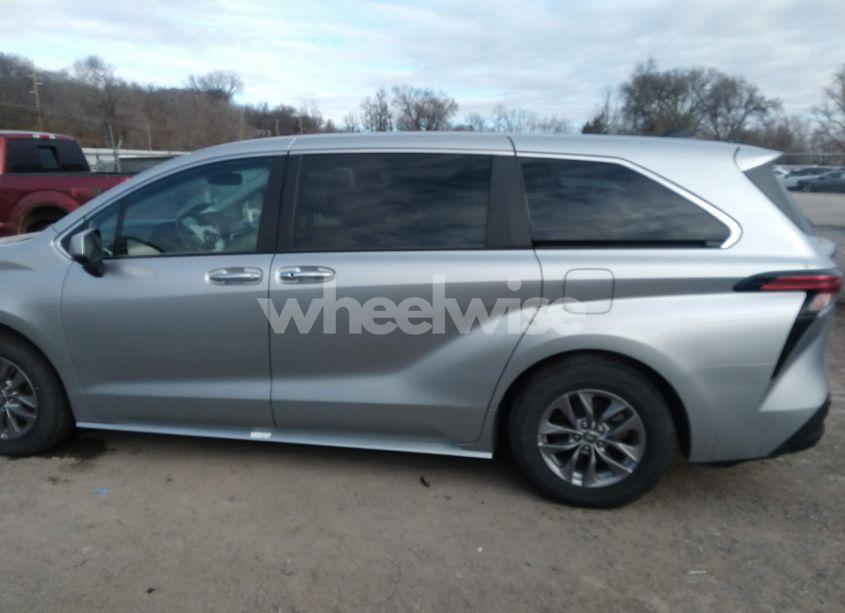 Photo 14 of 2022 Toyota Sienna XLE (VIN 5TDYRKEC0NS134129)