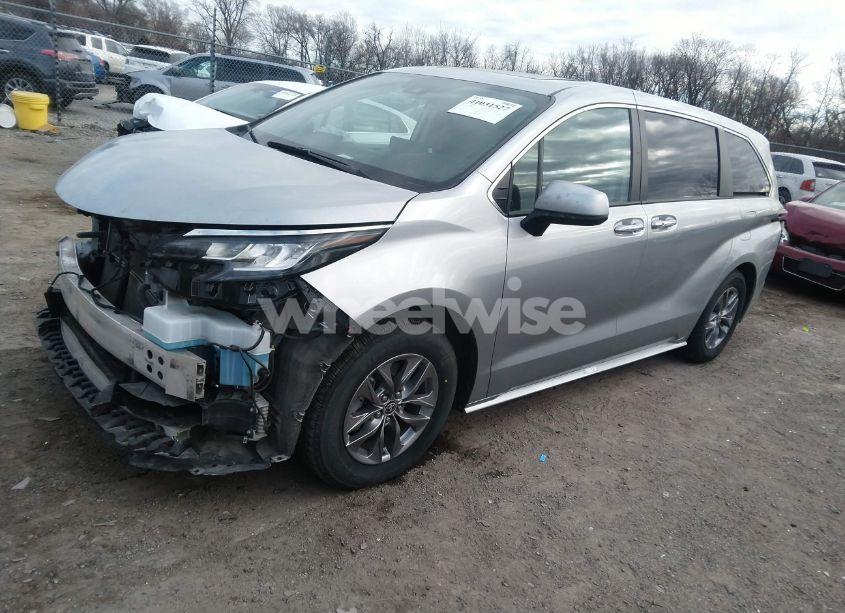 Photo 2 of 2022 Toyota Sienna XLE (VIN 5TDYRKEC0NS134129)