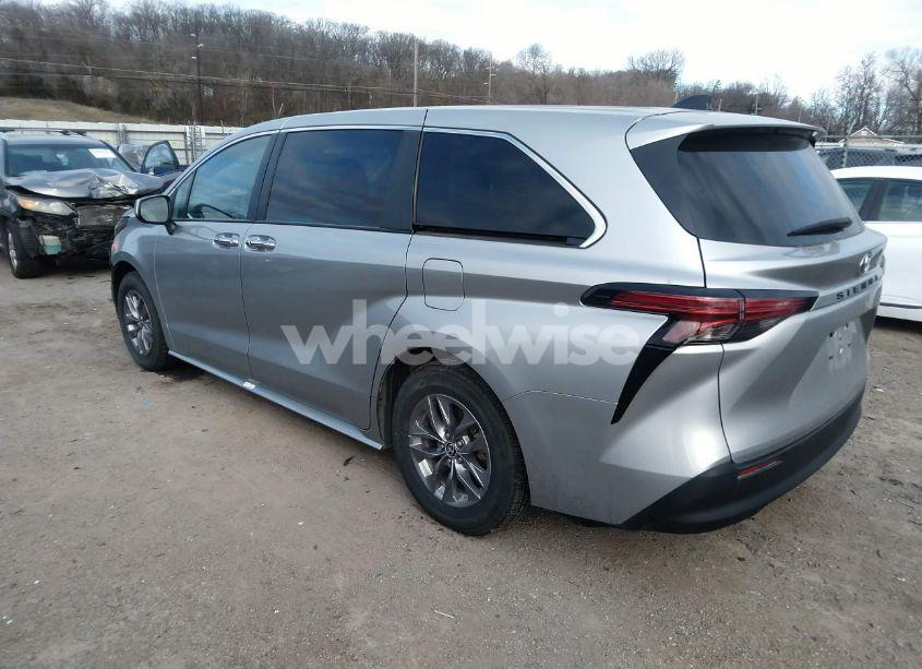 Photo 3 of 2022 Toyota Sienna XLE (VIN 5TDYRKEC0NS134129)