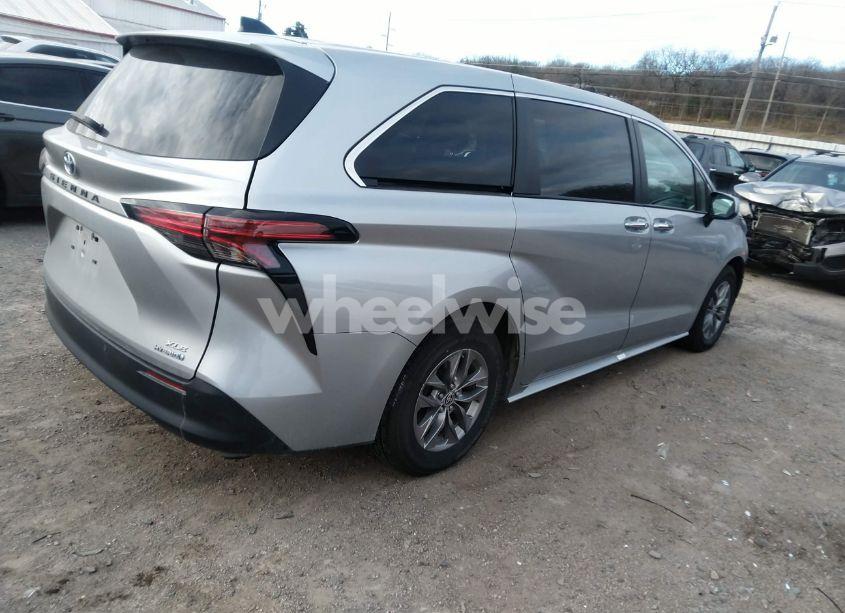 Photo 4 of 2022 Toyota Sienna XLE (VIN 5TDYRKEC0NS134129)