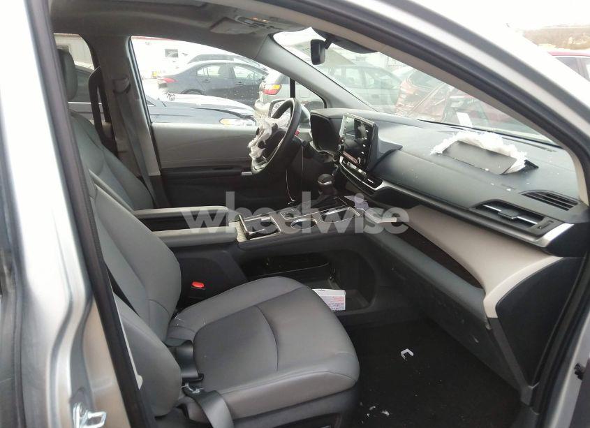 Photo 5 of 2022 Toyota Sienna XLE (VIN 5TDYRKEC0NS134129)