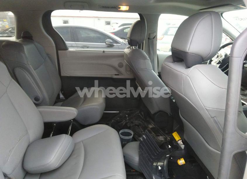 Photo 8 of 2022 Toyota Sienna XLE (VIN 5TDYRKEC0NS134129)