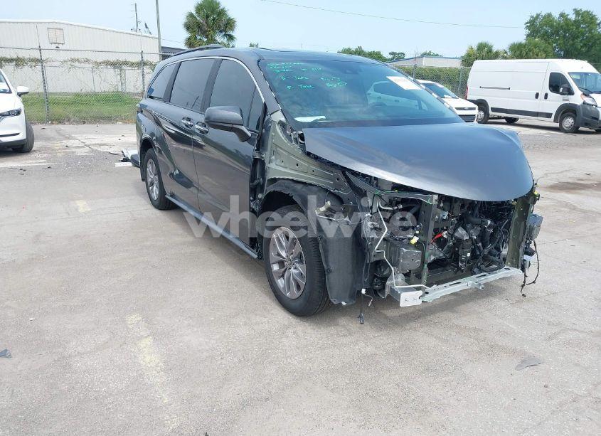 2025 Toyota Sienna XLE (VIN 5TDYRKEC0SS242648) main photo