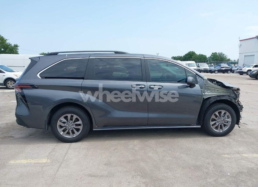 Photo 14 of 2025 Toyota Sienna XLE (VIN 5TDYRKEC0SS242648)
