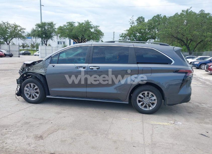 Photo 15 of 2025 Toyota Sienna XLE (VIN 5TDYRKEC0SS242648)