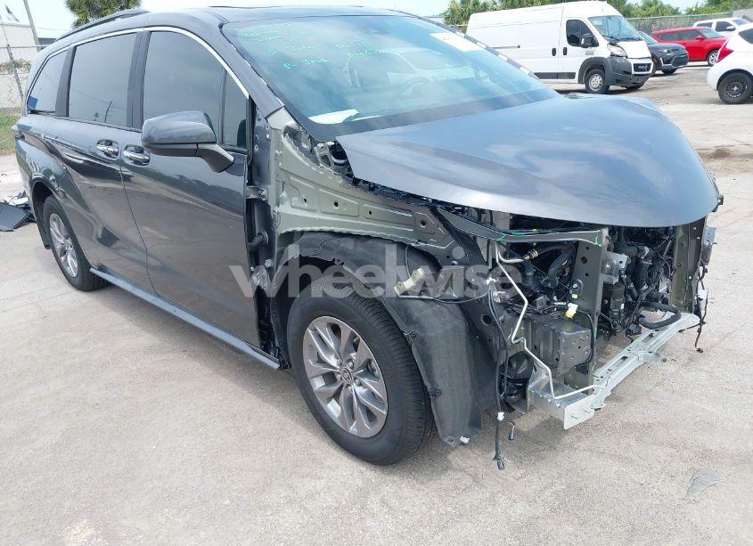 Photo 19 of 2025 Toyota Sienna XLE (VIN 5TDYRKEC0SS242648)