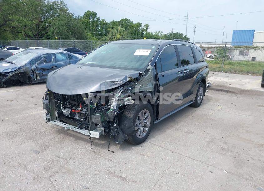 Photo 2 of 2025 Toyota Sienna XLE (VIN 5TDYRKEC0SS242648)