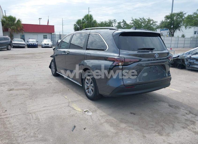 Photo 3 of 2025 Toyota Sienna XLE (VIN 5TDYRKEC0SS242648)