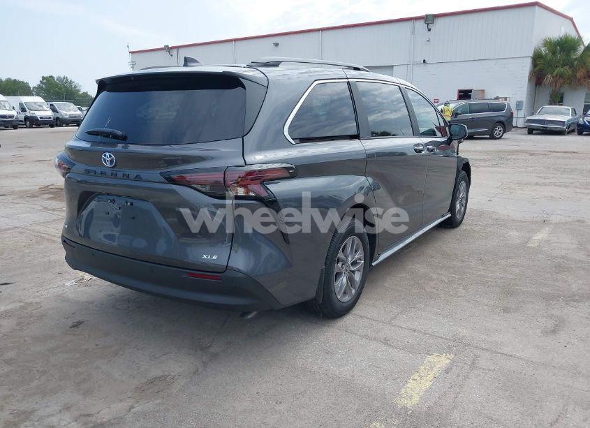 Photo 4 of 2025 Toyota Sienna XLE (VIN 5TDYRKEC0SS242648)