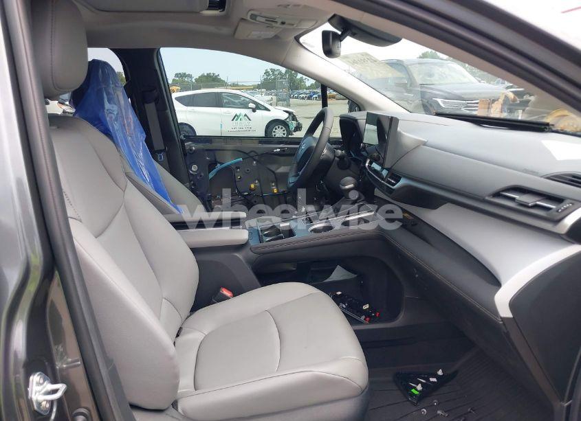 Photo 5 of 2025 Toyota Sienna XLE (VIN 5TDYRKEC0SS242648)