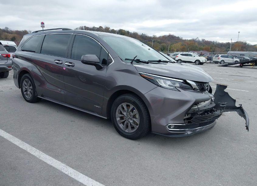 2021 Toyota Sienna XLE (VIN 5TDYRKEC1MS008618) main photo