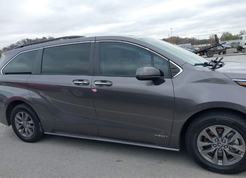 Photo 13 of 2021 Toyota Sienna XLE (VIN 5TDYRKEC1MS008618)