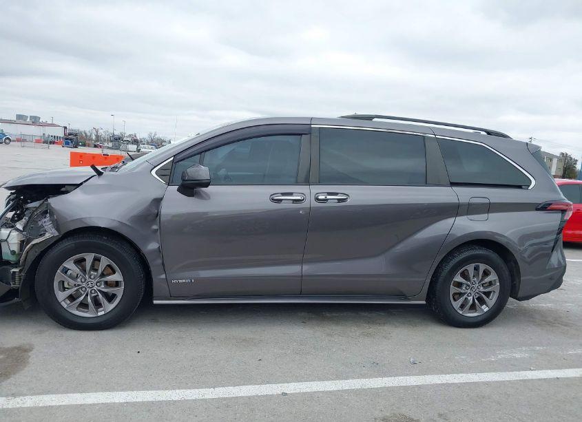 Photo 14 of 2021 Toyota Sienna XLE (VIN 5TDYRKEC1MS008618)