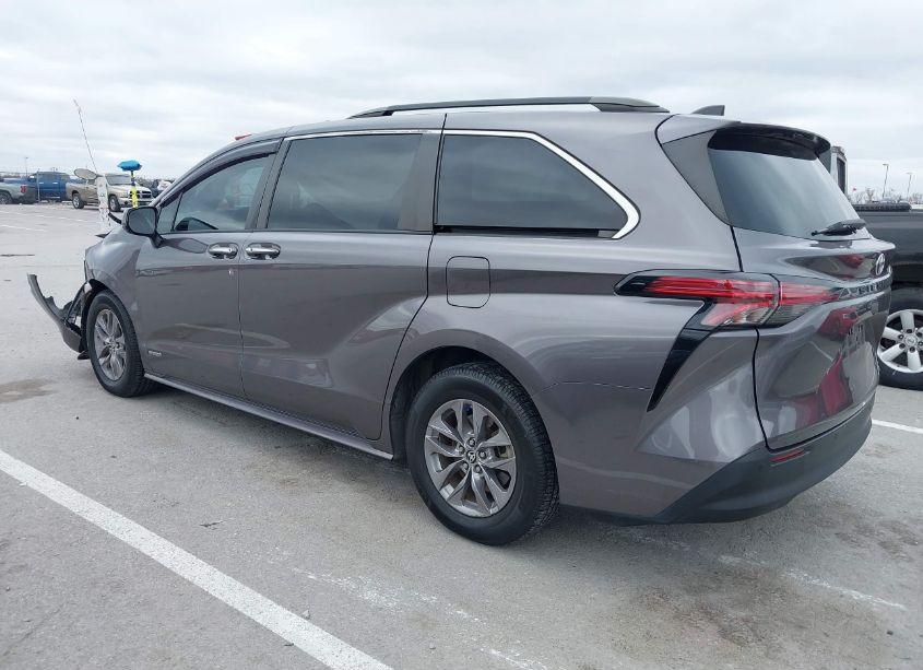 Photo 3 of 2021 Toyota Sienna XLE (VIN 5TDYRKEC1MS008618)