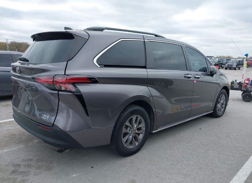 Photo 4 of 2021 Toyota Sienna XLE (VIN 5TDYRKEC1MS008618)