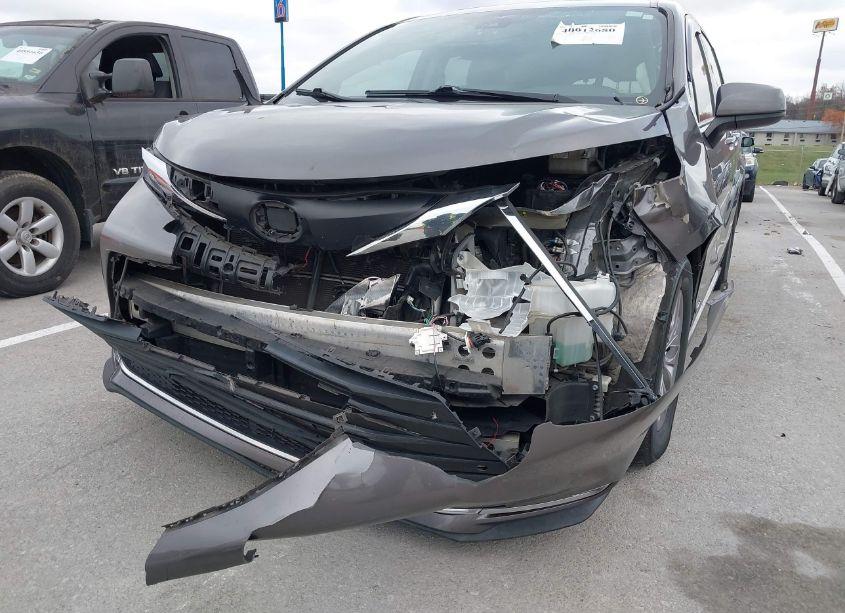 Photo 6 of 2021 Toyota Sienna XLE (VIN 5TDYRKEC1MS008618)