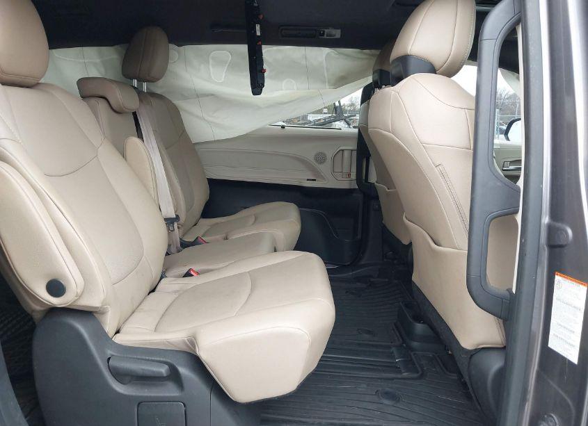 Photo 8 of 2021 Toyota Sienna XLE (VIN 5TDYRKEC1MS008618)