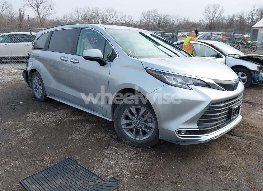 2021 Toyota Sienna XLE (VIN 5TDYRKEC1MS068172) main photo