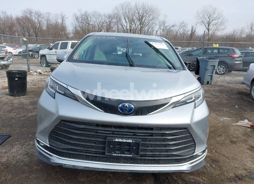 Photo 12 of 2021 Toyota Sienna XLE (VIN 5TDYRKEC1MS068172)