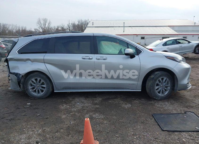 Photo 13 of 2021 Toyota Sienna XLE (VIN 5TDYRKEC1MS068172)