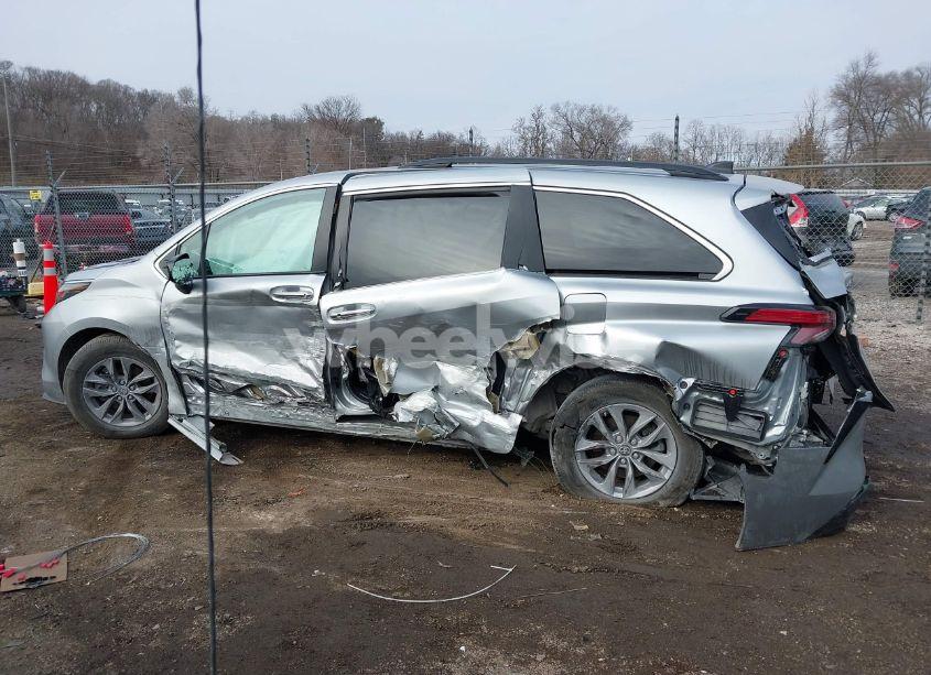 Photo 14 of 2021 Toyota Sienna XLE (VIN 5TDYRKEC1MS068172)